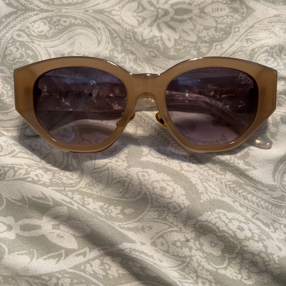 Dezi charge it sunglasses